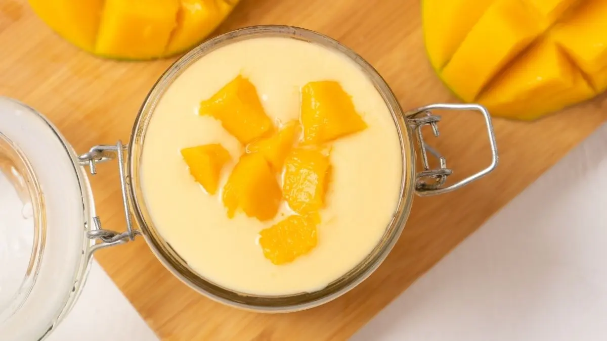 Mangocreme mit Mangostückchen in einem Weckglas
