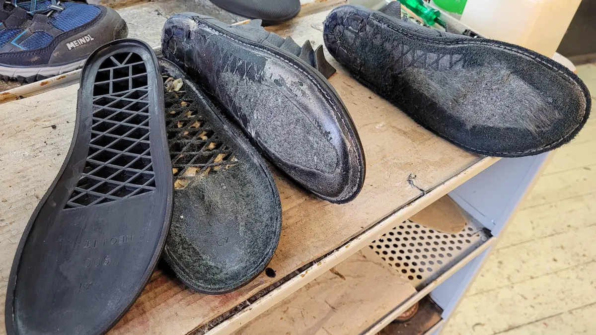 Schuhe mit und ohne Sohle sowie Ersatzsohlen