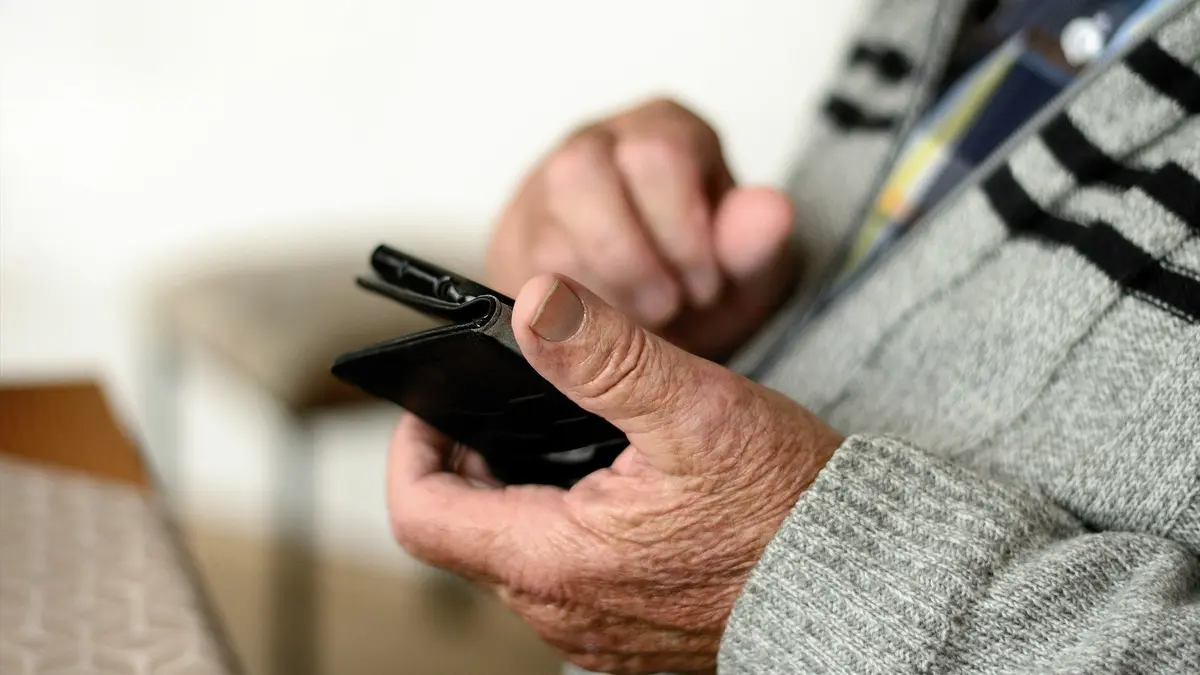 smartphone senior congerdesign pixabay