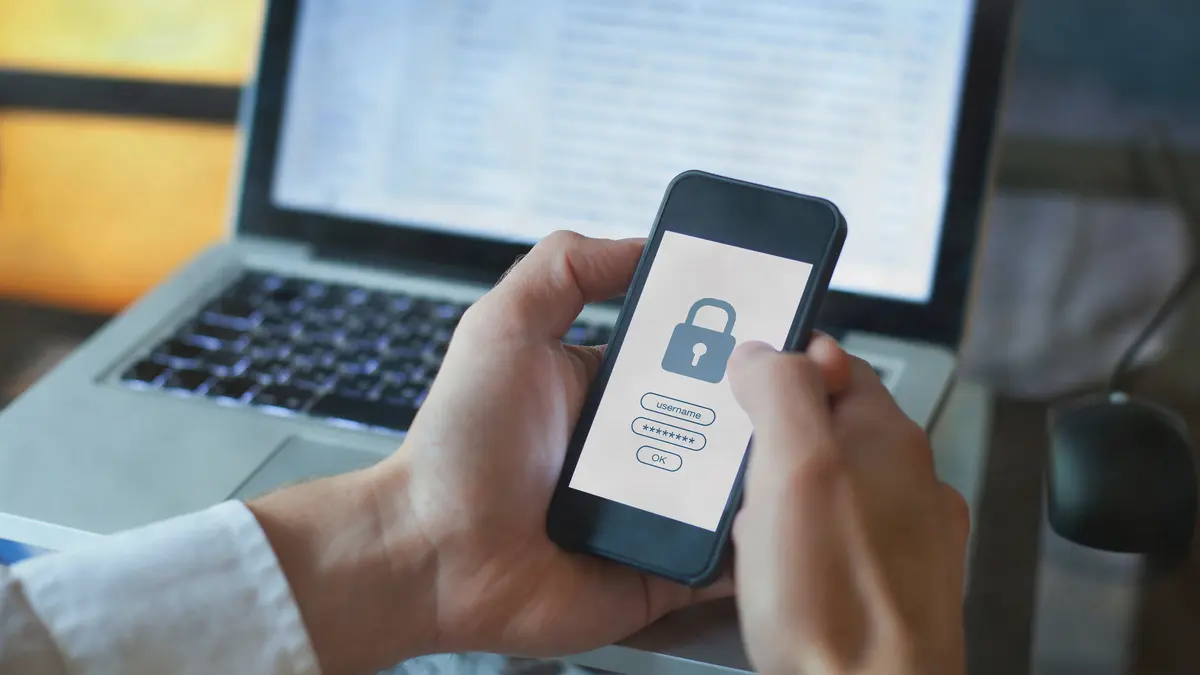 Person sichert ein Passwort auf dem Smartphone