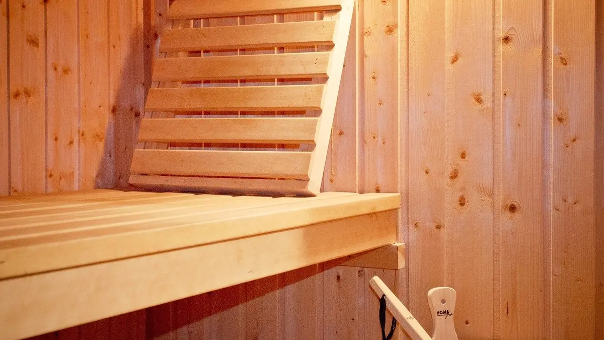 Sauna aus Holz im Innenraum