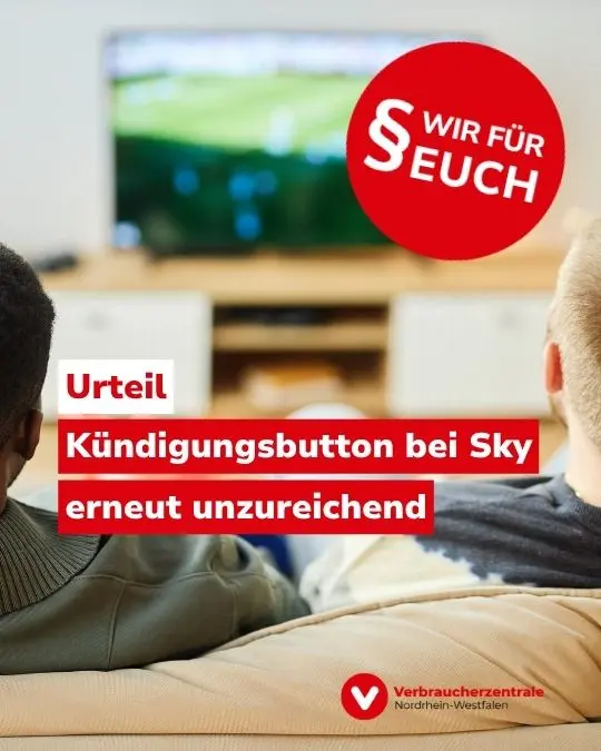 Zwei Männer sitzen vor einem unscharf im Hintergrund erkennbaren Fernseher, auf dem ein Fußballspiel gezeigt wird. Text: "Wir für euch. Urteil: Kündigungsbutton bei Sky erneut unzureichend" und Logo der Verbraucherzentrale Nordrhein-Westfalen.
