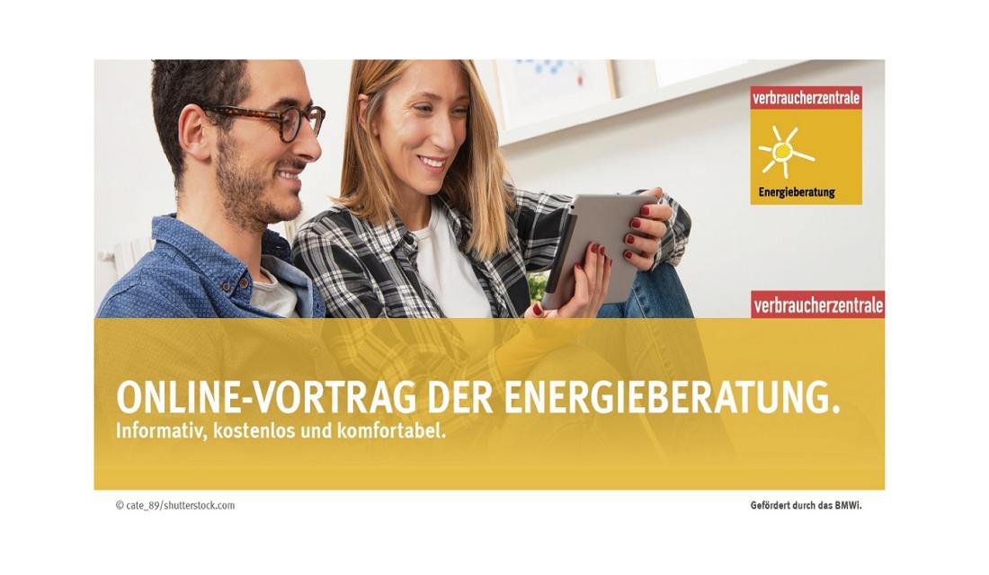 Pärchen sitzt mit Tablet auf dem Sofa.