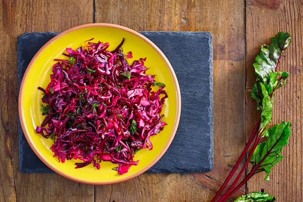 Ein Teller mit Rotkohlsalat