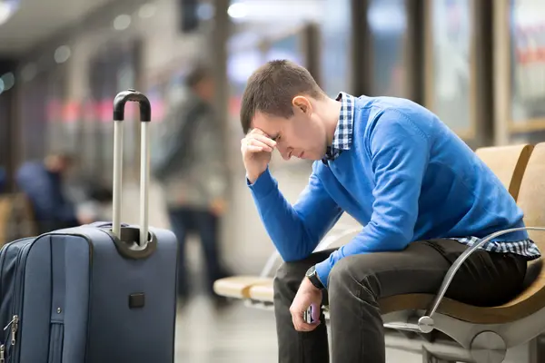 Frustrierter Mann am Flughafen