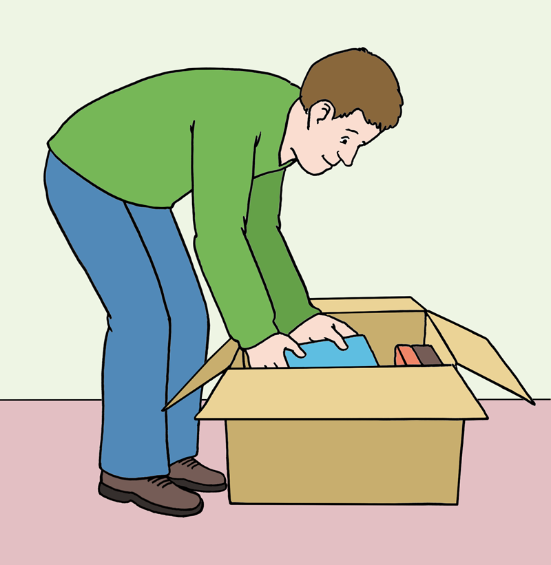 Mann packt paket aus