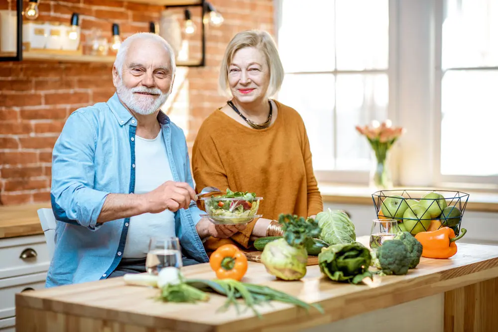 Älteres Paar beim Kochen