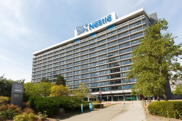 Außenaufnahme der Firmenzentrale von Nestlé in Frankfurt am Main