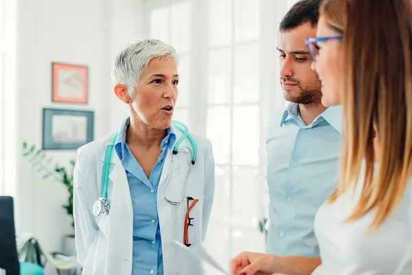 Patientenrechte: Eine Ärztin im Gespräch mit einem jungen Paar