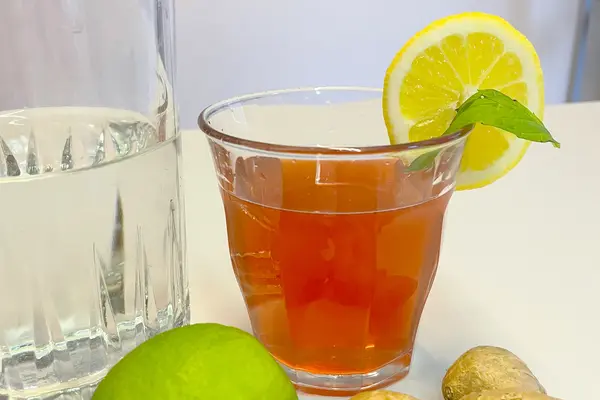 Kalter Tee mit Zitrone und Limette