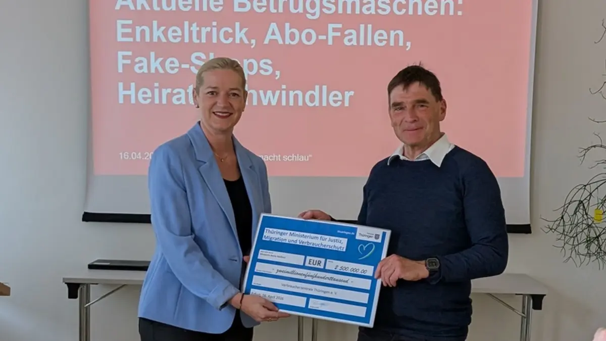 Thüringen Verbraucherschutzministerin Beate Meißner übergibt einen Scheck an Dr. Ralph Walther, Vorstand der Verbraucherzentrale Thüringen.