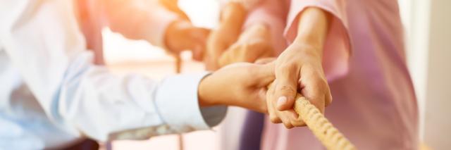 Hände ziehen an einem Seil