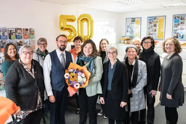 Gruppenfoto mit vielen Menschen. 