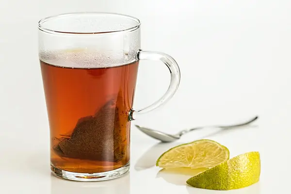 Teeglas mit Zitronen