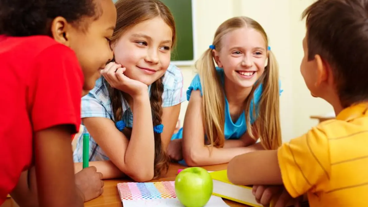 Grundschüler mit Apfel