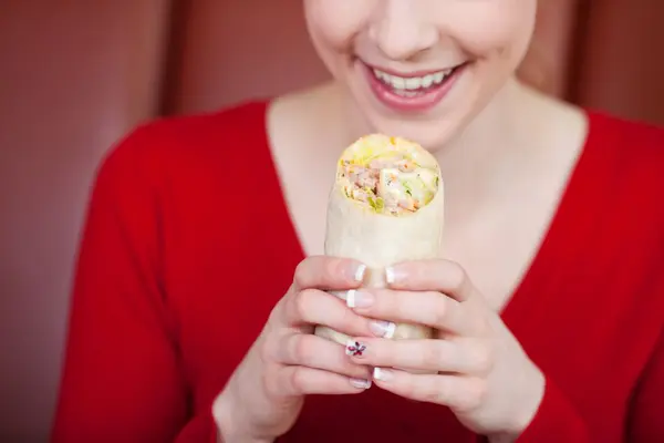 Frau isst Wrap