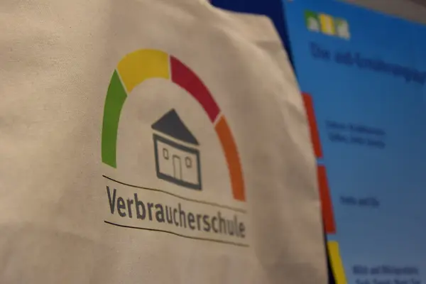 Eine Tasche mit dem Schriftzug Verbraucherschule