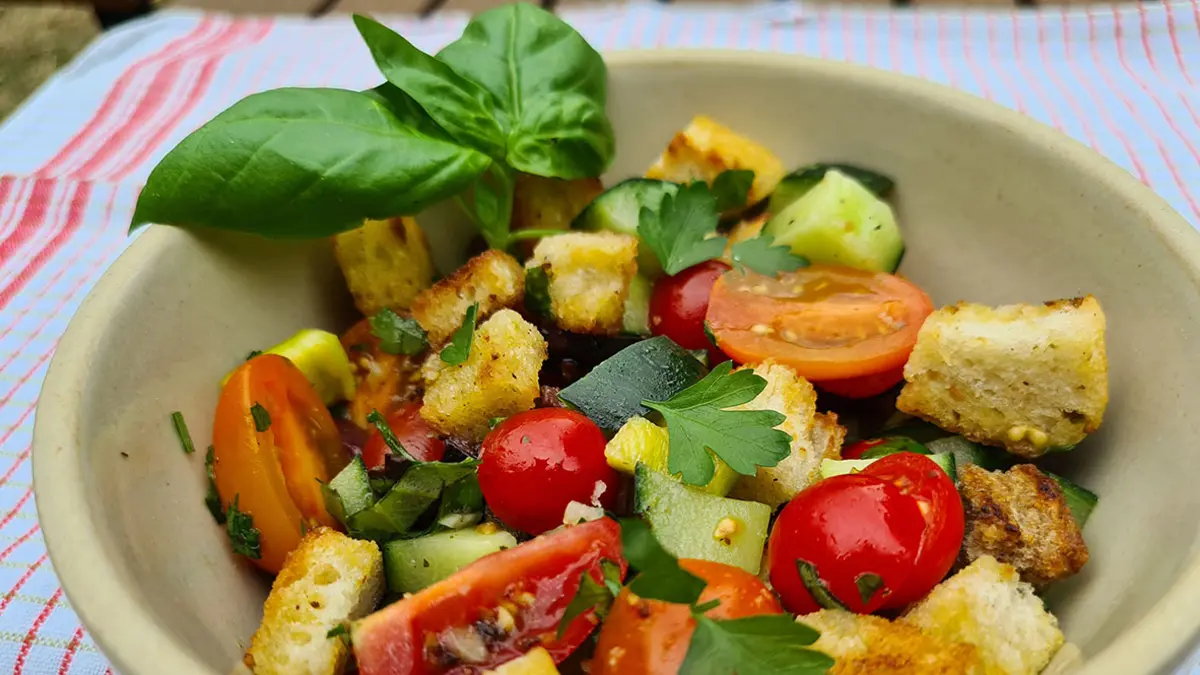 Eine Schale mit Brotsalat aus Brotresten