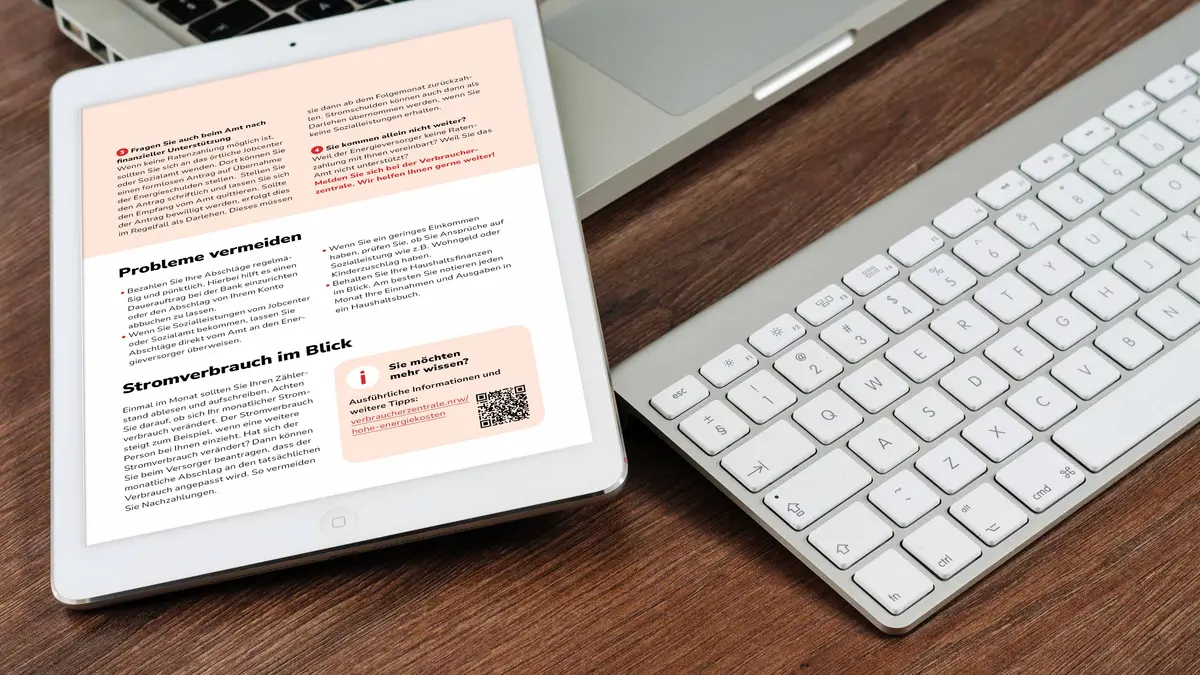 Tablet mit PDF-Broschüre, Tastatur und Maus