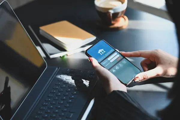 Person benutzt Smartphone-App für Online Banking