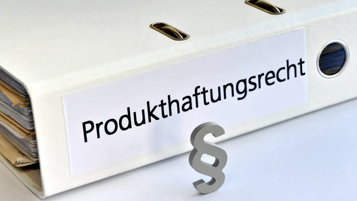 Ein Aktenordner mit der Aufschrift Produkthaftungsrecht liegt auf einem Tisch