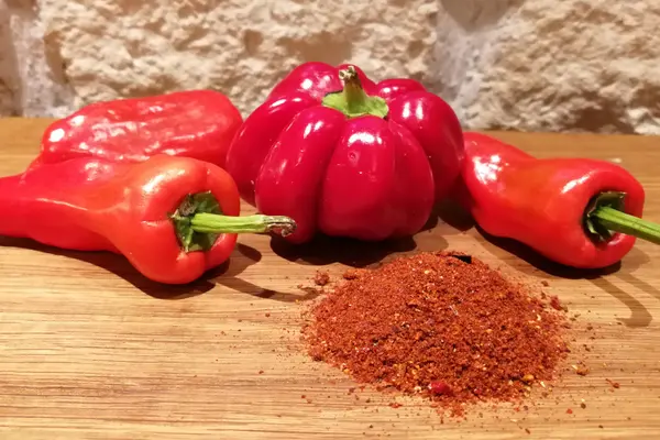 rote Paprika daneben Paprikapulver