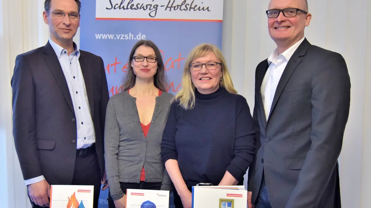 Bürgermeister Oliver Schmidt-Gutzat bei seinem Besuch in der Verbraucherzentrale Heide