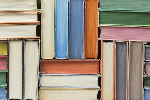 Bücherstapel bunt