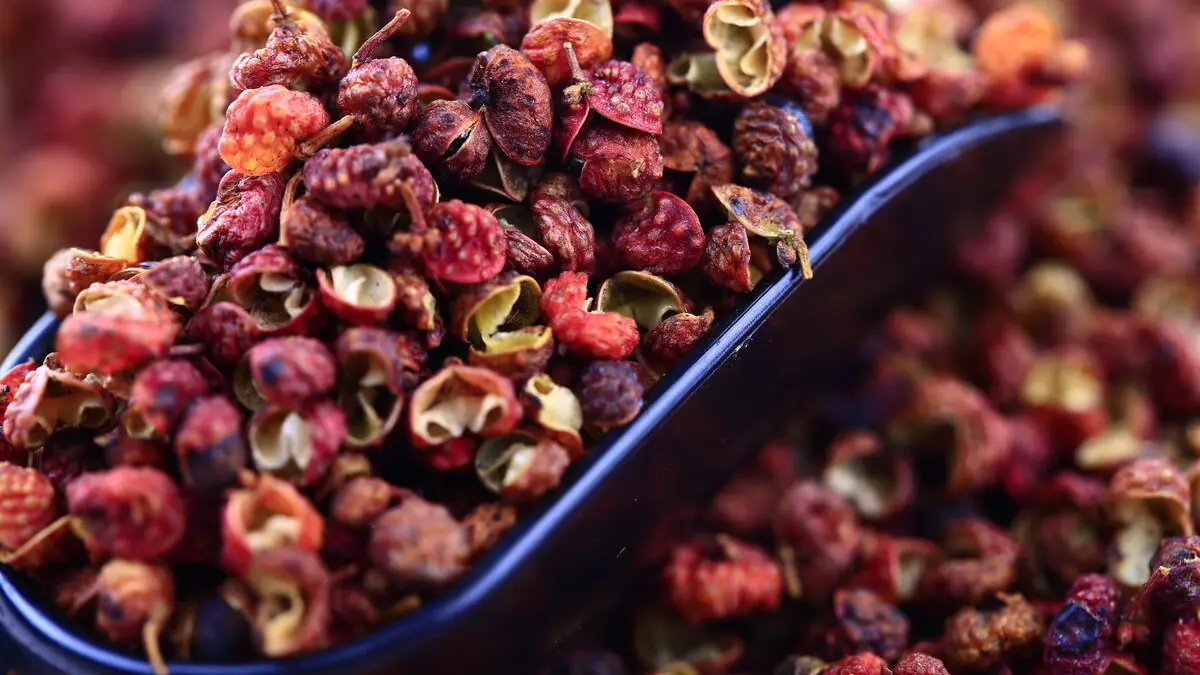 Szechuan-Pfeffer auf einer kleinen schwarzen Schaufel