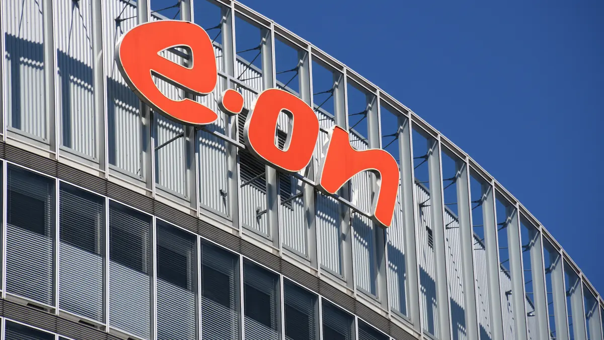 Die Firmenzentrale des Energieanbieters E.ON mit dem Logo