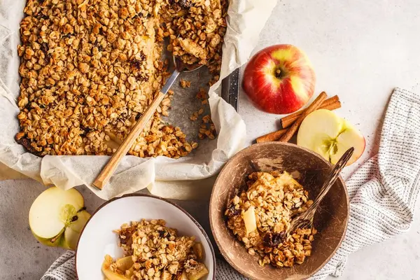 Eine Auflaufform mit Crumble