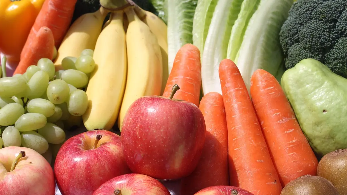 Obst und Gemüse liegen in einer Auslage