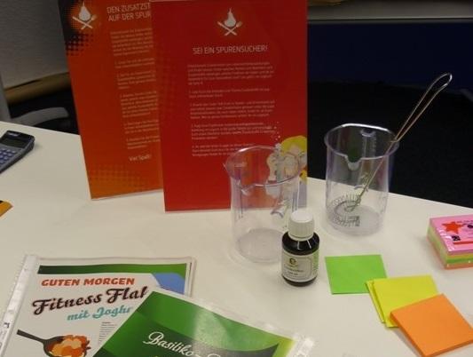 Mit Hilfe der E-Nummern-Liste ermitteln die Schüler:innen, welche Zusatzstoffe enthalten sind.