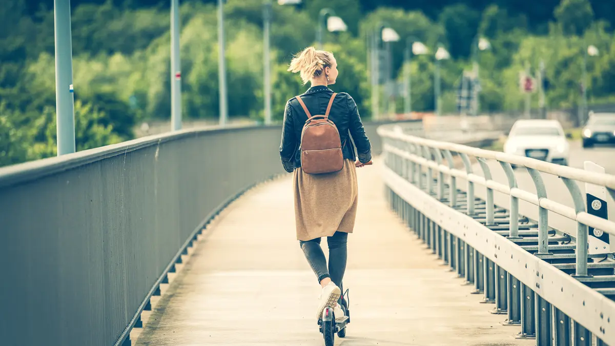 Junge Frau auf E-Scooter