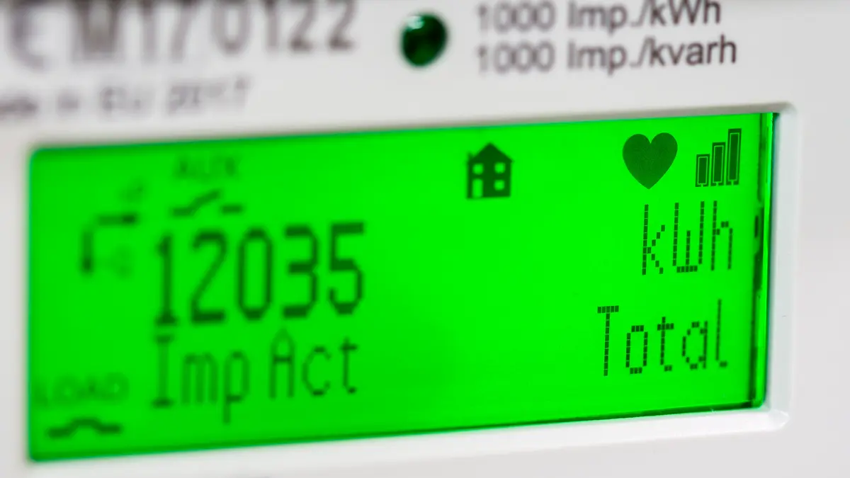 Ein grünes Smart-Meter-Display, das Kilowattstunden anzeigt