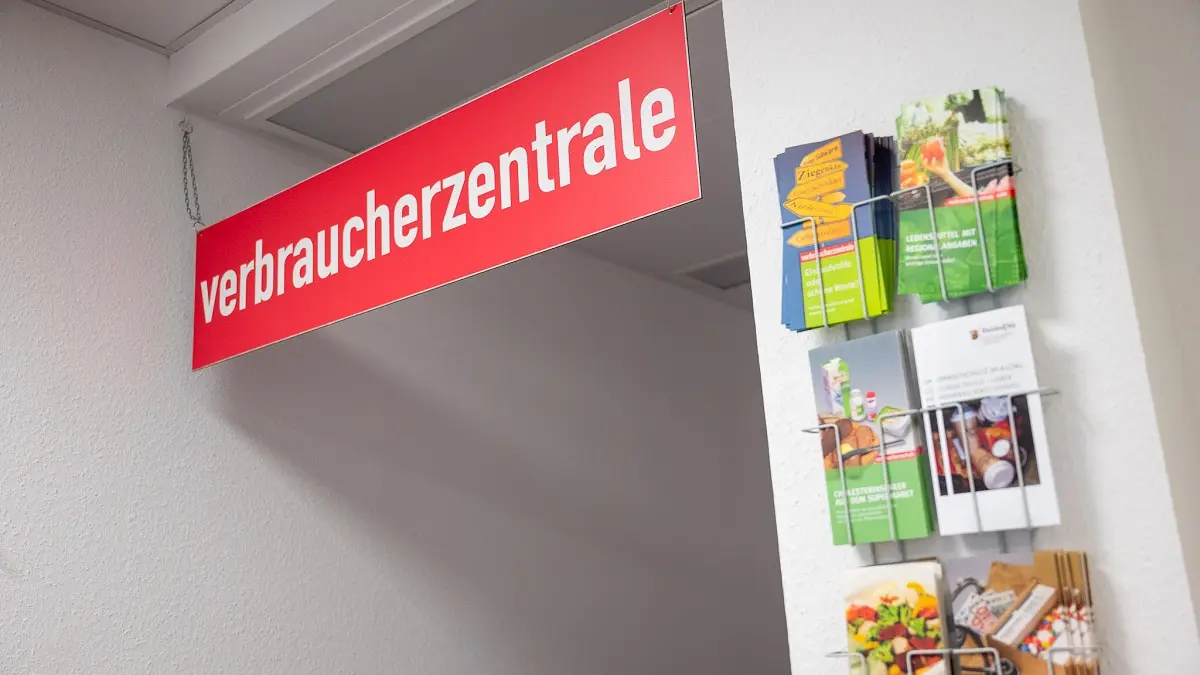 Eine Wand mit Flyer zum Mitnehmen.