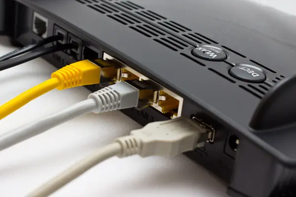 Router mit LAN-Kabeln