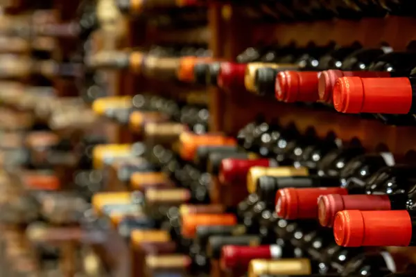 Weinfalschen liegen waagerecht in einem Weinregal.