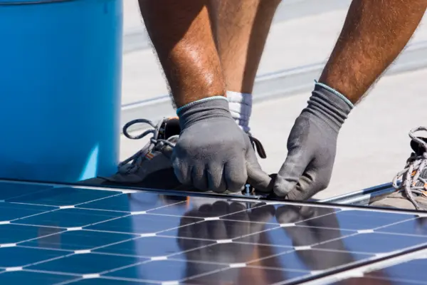 Handwerker installiert Photovoltaikanage