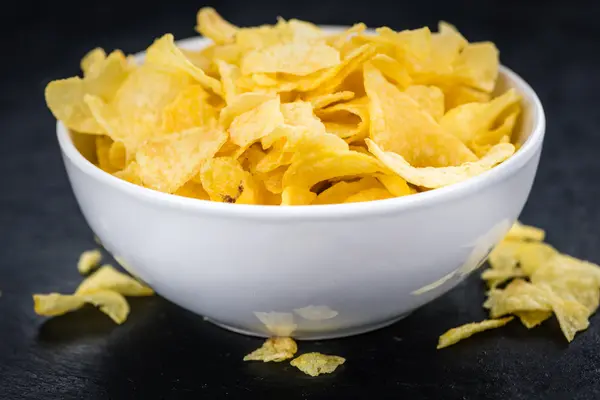 Eine Schale mit Chips