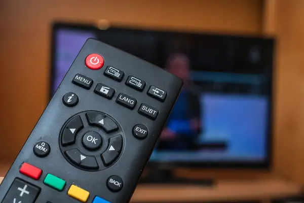 Fernbedienung vor Fernseher