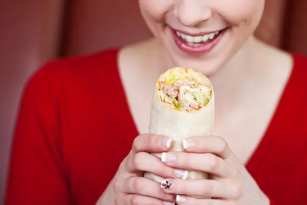 Frau isst Wrap