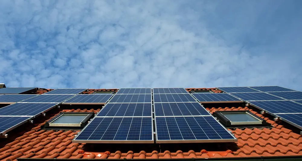 Photovoltaik-Module auf einem Schrägdach mit zwei Dachfenstern