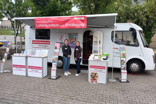 Das Infomobil der Verbraucherzentrale Thüringen steht bei einer Veranstaltung.