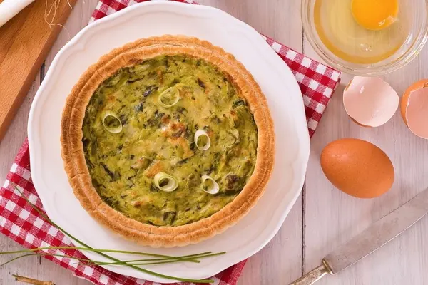 Eine Lauch-Quiche auf einem Teller