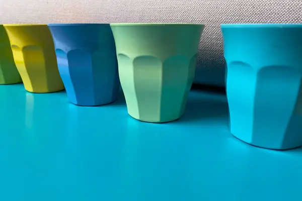 Becher aus Melamin in verschiedenen Farben