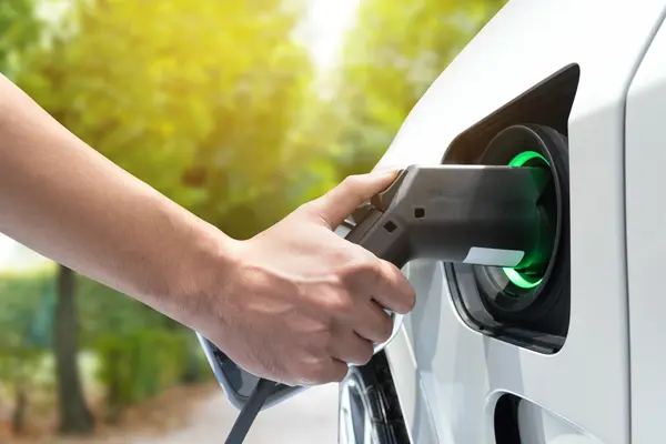 Ein Mann lädt sein Elektroauto