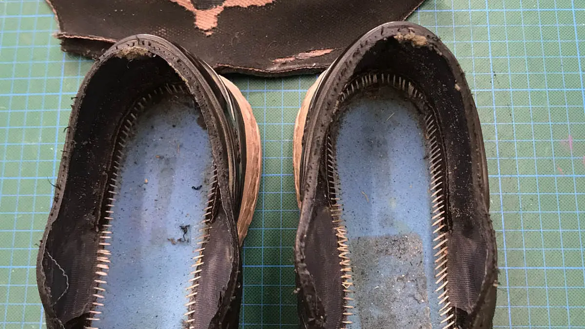 Auseinander genommener verschlissener Schuh