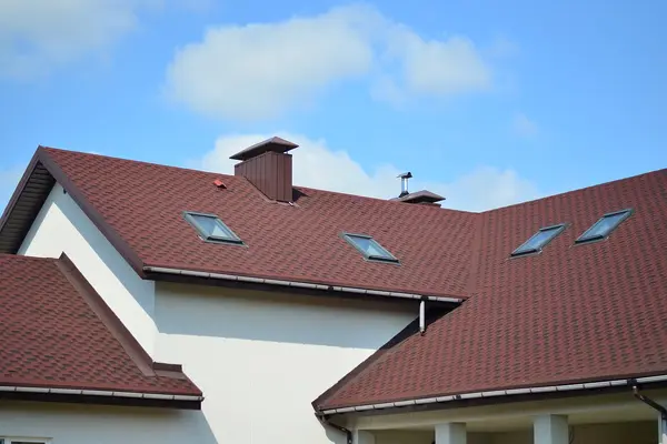 haus im sommer bei hitze dach