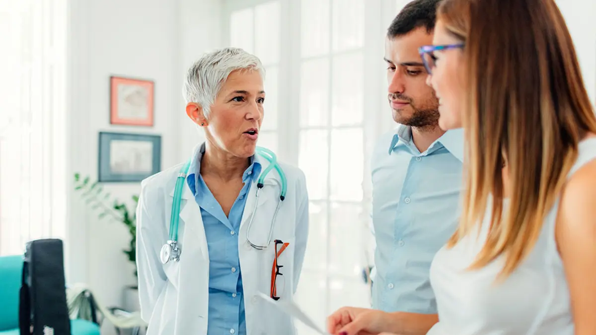 Patientenrechte: Eine Ärztin im Gespräch mit einem jungen Paar